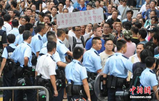 10月22日，有反對“占中”的市民前往旺角的非法占領(lǐng)區(qū)展示橫額，支持香港警隊。中新社發(fā) 譚達(dá)明 攝