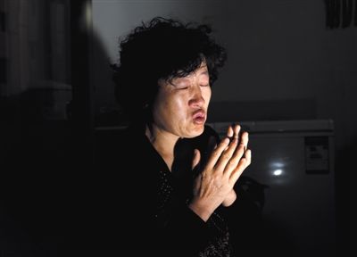 昨日,呼格吉勒?qǐng)D的媽媽尚愛(ài)云在內(nèi)蒙古呼市家中講述這些年來(lái)的上訪經(jīng)歷。本版圖片/新京報(bào)記者 郭鐵流