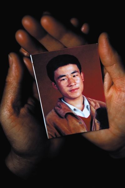 尚愛(ài)云捧著兒子的照片。