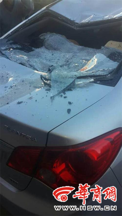 事發(fā)現(xiàn)場一輛伊蘭特轎車后擋風玻璃破碎，車頂被砸出坑。記者 祁銘 攝