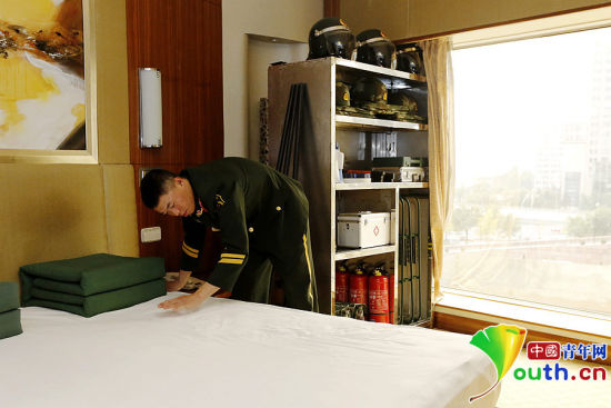 　11月7日，一名武警官兵在APEC駐地中國(guó)大飯店的房間內(nèi)整理內(nèi)務(wù)。