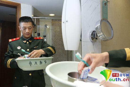 駐守APEC駐地中國(guó)大飯店的武警官兵將自己平時(shí)使用的臉盆、毛巾等帶到酒店房間。