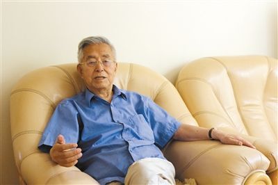 楊維駿 歷任云南省政協副主席等職。89歲高齡的楊維駿為12名失地農民代表開道，到云南省政協反映問題。