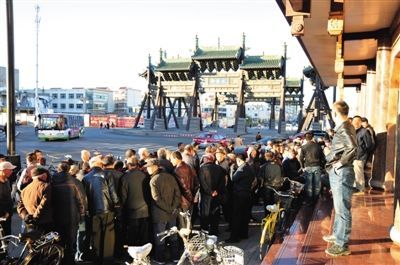 11月3日，大同市四牌樓附近，耿彥波“粉絲團(tuán)”在聚眾討論。
