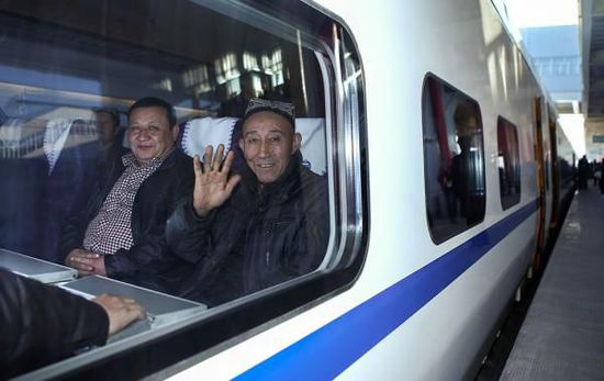11月16日，旅客乘坐從烏魯木齊南站首發(fā)的D8602次列車。