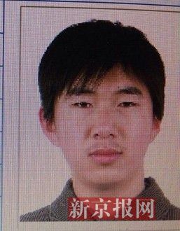 犯罪嫌疑人李小龍，27歲，唐山樂亭人。村干部說李小龍經(jīng)常把自己關(guān)在家里