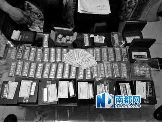 　馬超群家中金條清點現(xiàn)場。