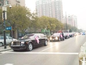 豪華婚禮車隊(duì)。(網(wǎng)友供圖)