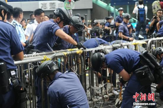 11月26日，香港法庭執(zhí)達(dá)主任在旺角彌敦道執(zhí)行禁制令，清除非法障礙物，后因受阻而要求警方協(xié)助執(zhí)行。