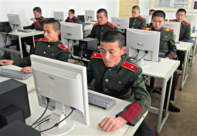 2013年4月18日，朝鮮平壤，士兵學(xué)習(xí)使用電腦。