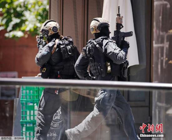 目前咖啡館已經(jīng)關(guān)閉，警方，包括全副武裝的特警隊已經(jīng)將咖啡館包圍。