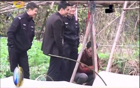 一個(gè)見習(xí)警官，一個(gè)二級(jí)警司，和一個(gè)便衣人員站在菜地里笑。