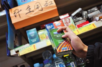 清苑路“世紀(jì)華聯(lián)超市清友園店”的貨架上，擺放著購自網(wǎng)店的“高仿”避孕套。