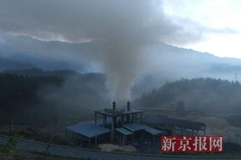 污染企業(yè)排放煙塵。當(dāng)?shù)鼐W(wǎng)友供圖