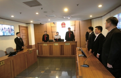 昨日，鄒恒甫及北大有關(guān)負(fù)責(zé)人并未到庭，圖為法官正在進(jìn)行宣判。