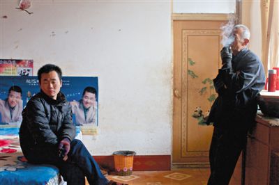 父親抽煙，兒子不語(yǔ)。逃跑的越南新娘，給袁迎賓父子帶來(lái)的是失落。新京報(bào)記者