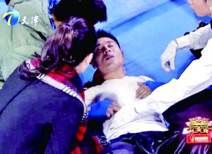 天津衛(wèi)視一檔明星真人秀娛樂(lè)節(jié)目中，海南省武術(shù)協(xié)會(huì)副秘書(shū)長(zhǎng)楊成章被打倒在地，表情痛苦。