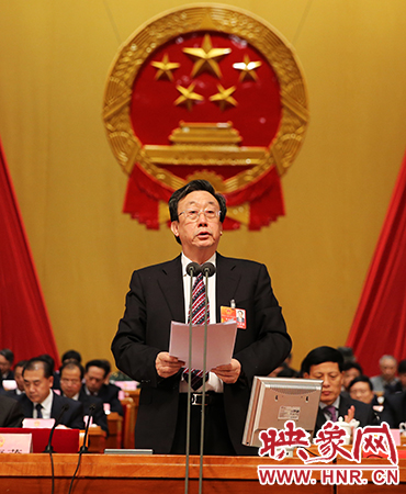 在表決通過各項決議后，省委書記、省人大常委會主任郭庚茂作出講話
