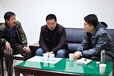 1月7日，陜西省榆林市，國(guó)家信訪局第五督查組成員王治鐸（右一）與兩名信訪人約談。 楊凱 攝