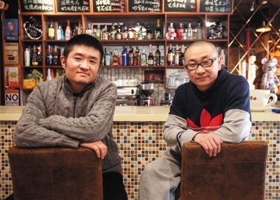 　14日，西安交通大學(xué)路66號(hào)公路咖啡館，苗阜（左）、王聲（右）兩位青年相聲演員今年將第一次登上春晚