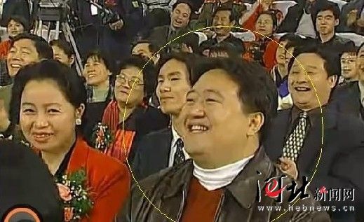 該名男子連續(xù)多年在春節(jié)晚會(huì)中出現(xiàn)，被網(wǎng)友稱為“十年最牛笑臉哥”。