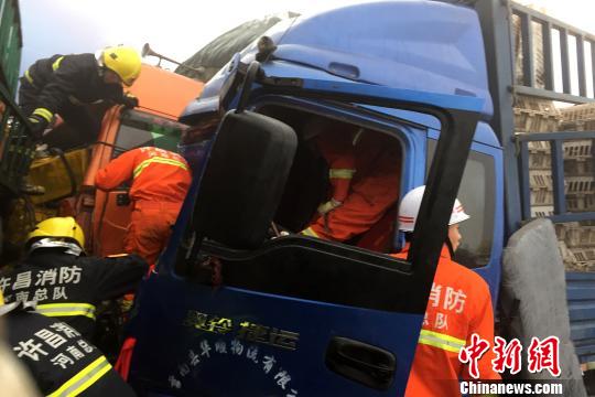 圖為21日，蘭南高速河南段21輛汽車發(fā)生連環(huán)相撞事故，消防人員對被困傷員進(jìn)行緊急救援?！」啤z