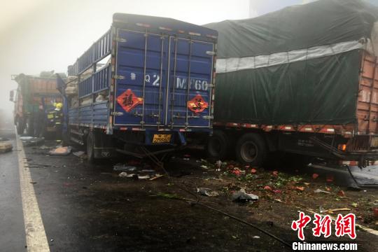 圖為21日，蘭南高速河南段車禍?zhǔn)鹿尸F(xiàn)場一片狼藉?！」啤z