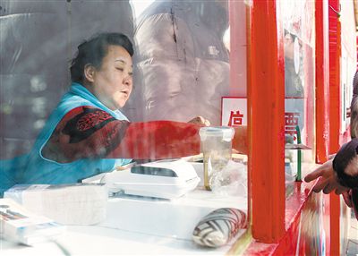 龍?zhí)稄R會售票員呂秀珍。新京報(bào)記者