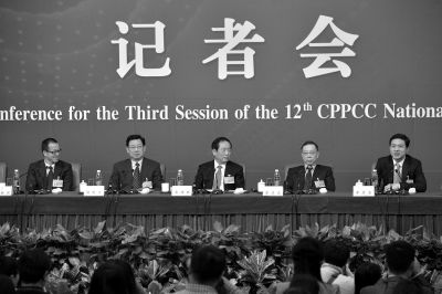 昨日，政協(xié)十二屆三次會(huì)議舉行記者會(huì)，五位嘉賓回答中外記者提問(wèn)。京華時(shí)報(bào)記者王海欣攝