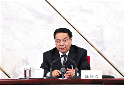 　全國政協(xié)委員、中央農(nóng)村工作領(lǐng)導小組副組長陳錫文。