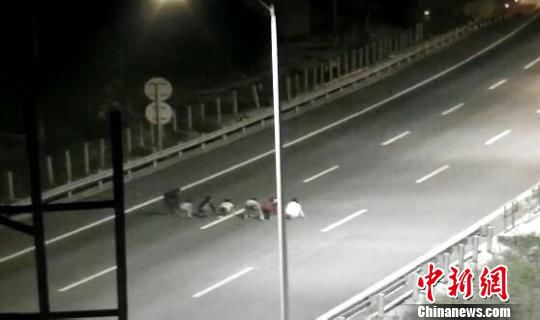 孩子們將高速公路當(dāng)成跑道賽跑?！【焦﹫D　攝