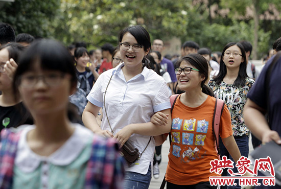 也有一種情，平日嬉笑怒罵，針?shù)h相對(duì)，只有別離時(shí)才會(huì)牽手擁抱。
