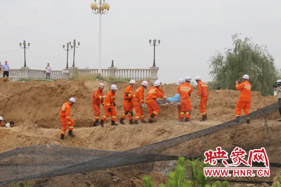 12點(diǎn)07分，又一人被抬出