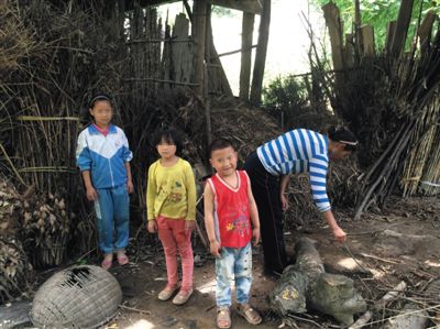 羅梅和她的三個(gè)孩子。中間兩個(gè)孩子為羅梅夫婦在逃亡途中所生。新京報(bào)記者 蕭輝 攝