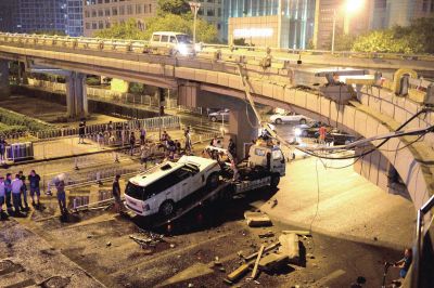 路虎車被扶正后，救援車將其拖離現(xiàn)場(chǎng)。
