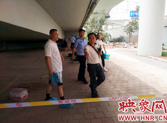 事發(fā)后，警方封鎖現(xiàn)場進行調(diào)查取證。