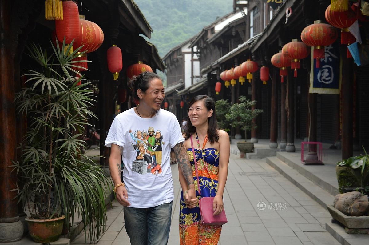 圖為7月20日，顧少強(qiáng)和老公于夫在成都街子古鎮(zhèn)，兩人剛于7月6日登記結(jié)婚。王勤/CFP