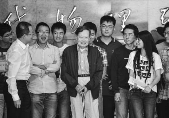 楊振寧與中國科大的同學(xué)合影。