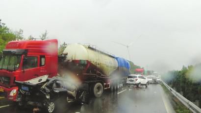 西攀高速公路追尾事故現(xiàn)場。