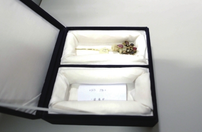 存放于匣內(nèi)的金簪華美依舊。