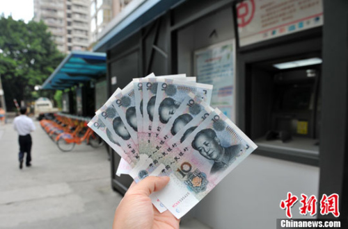 “如果是千元左右的跨行轉(zhuǎn)賬，都會(huì)先充值到支付寶，然后再轉(zhuǎn)到相應(yīng)銀行賬戶中”，肩負(fù)3000多元月供的北京白領(lǐng)小李告訴中新網(wǎng)記者，這樣操作起來方便、省時(shí)，還免去下載好幾個(gè)銀行客戶端的麻煩。