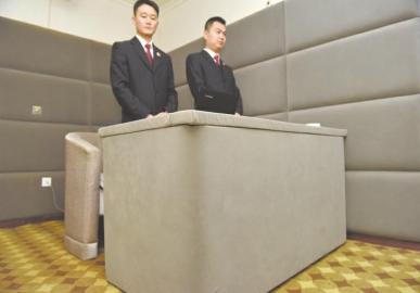 審訊室、居住室內(nèi)的桌椅板凳都進(jìn)行了軟包。