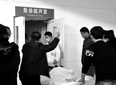 在寧夏醫(yī)科大學(xué)總醫(yī)院，一名傷者被緊急送往超聲室檢查。