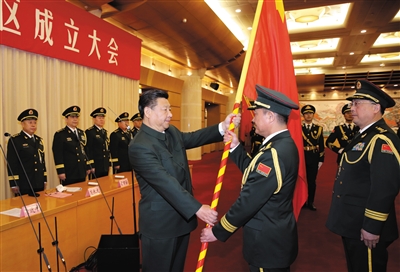 習近平將軍旗授予東部戰(zhàn)區(qū)司令員劉粵軍、政治委員鄭衛(wèi)平。