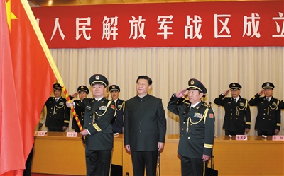 習近平將軍旗授予南部戰(zhàn)區(qū)司令員王教成、政治委員魏亮。