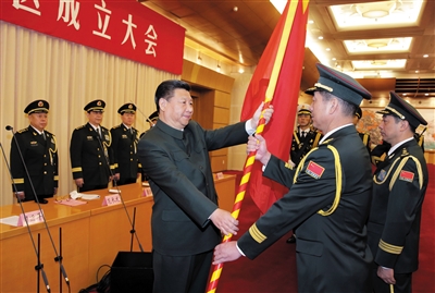 習近平將軍旗授予西部戰(zhàn)區(qū)司令員趙宗岐、政治委員朱福熙。