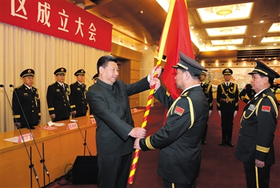 習近平將軍旗授予北部戰(zhàn)區(qū)司令員宋普選、政治委員褚益民。