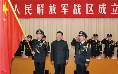 習近平將軍旗授予中部戰(zhàn)區(qū)司令員韓衛(wèi)國、政治委員殷方龍。