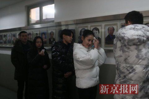 表演系考生考前正用紙巾卸妝。