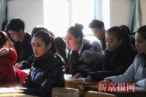 主持系考生正在備考區(qū)等待考試。